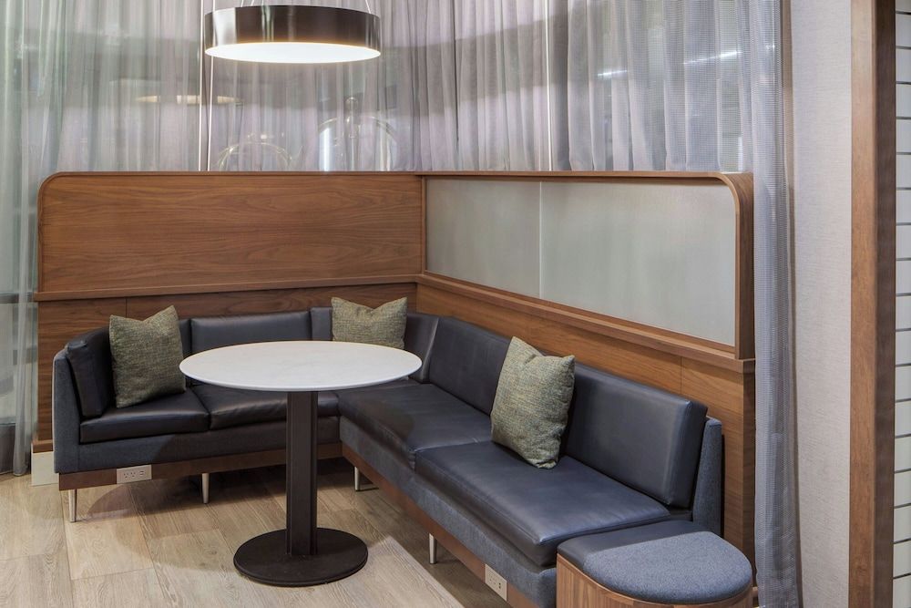 Courtyard by Marriott Chicago Downtown/River North 2