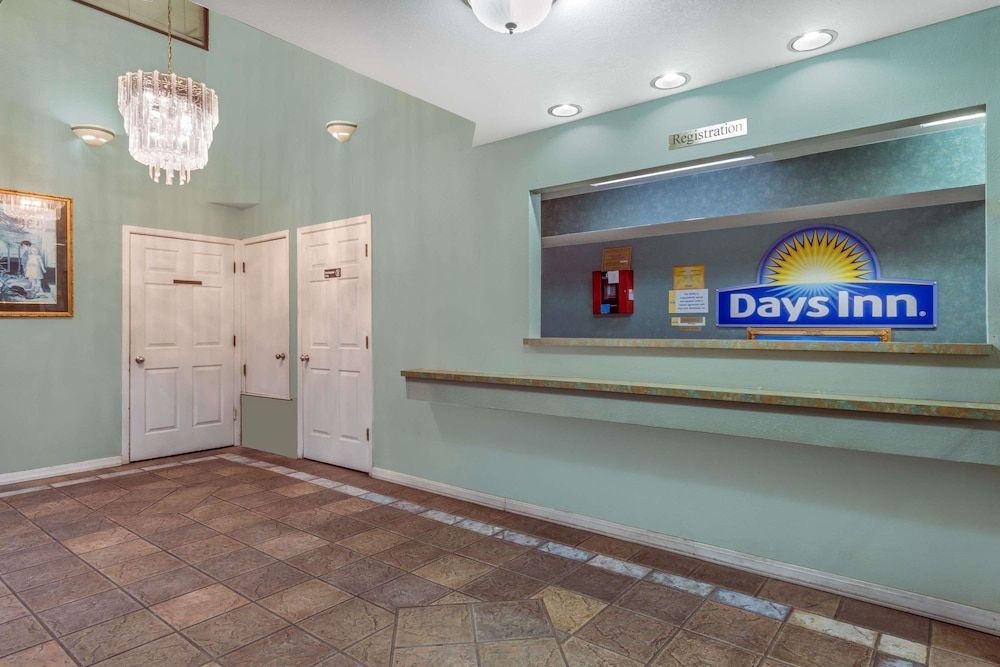 Days Inn Windcrest by Wyndham San Antonio 2