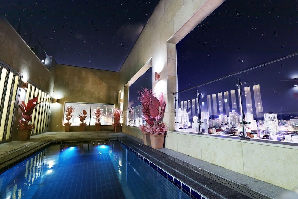 Ashton Hotel 1