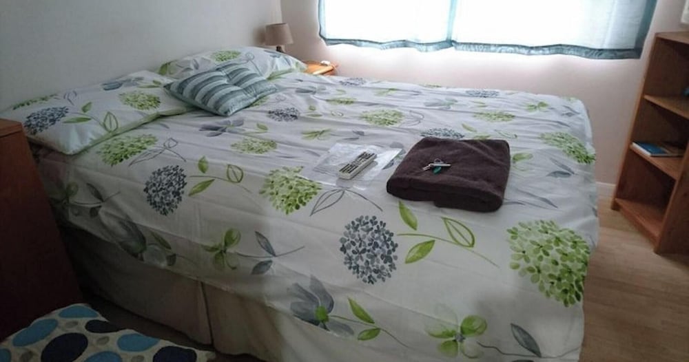 Double with shared bathroom sleeps 1-2 located 5 minutes from Heathrow dsbyr 1