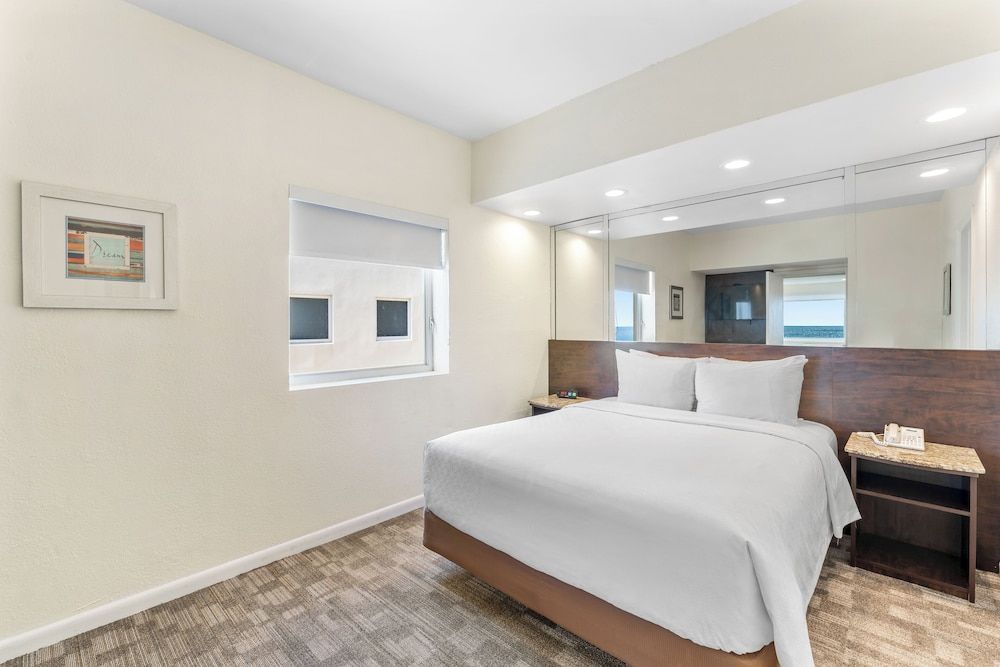 Crystal Beach Suites Miami Oceanfront Hotel 2