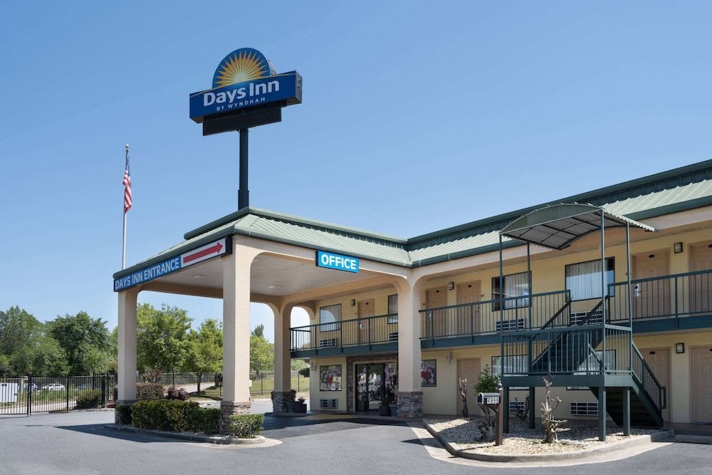 Days Inn by Wyndham Macon I-475 1