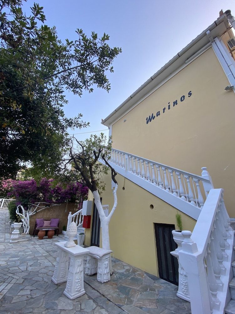 Marinos Rooms 2