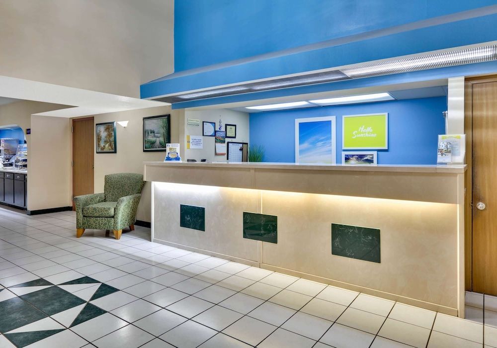 Days Inn & Suites by Wyndham Bentonville 2