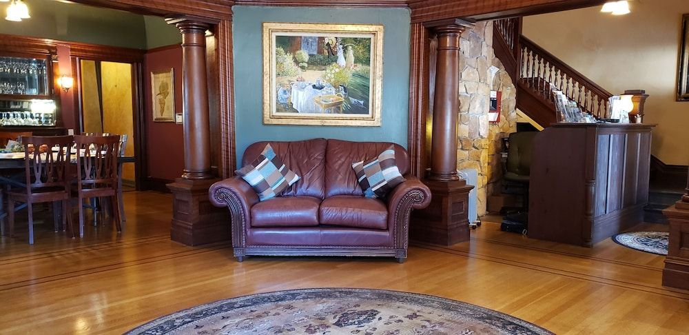 Cabernet House, an Old World Inn 2