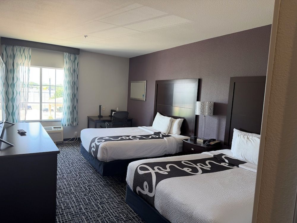 La Quinta Inn & Suites by Wyndham DFW Airport West - Euless 1