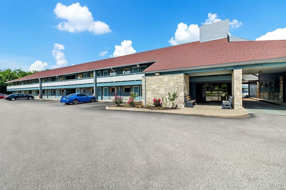 Super 8 by Wyndham Cincinnati-Springdale OH 1