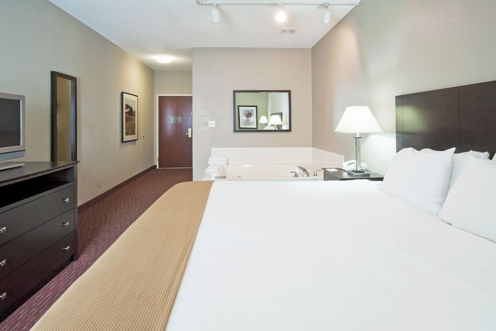 Holiday Inn Express FORT WAYNE-EAST (NEW HAVEN) by IHG 1