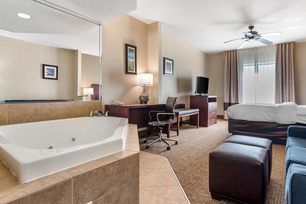 Comfort Inn & Suites Clinton - Jackson West 1