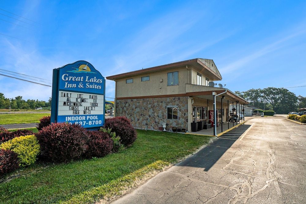 Great Lakes Inn and Suites 1