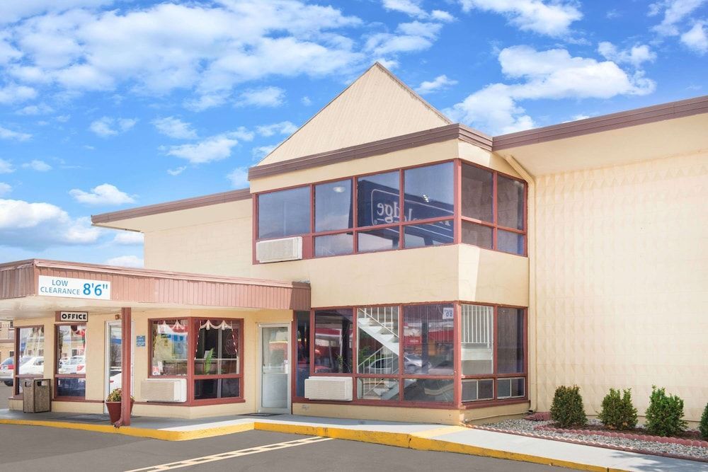 Travelodge by Wyndham Terre Haute 1