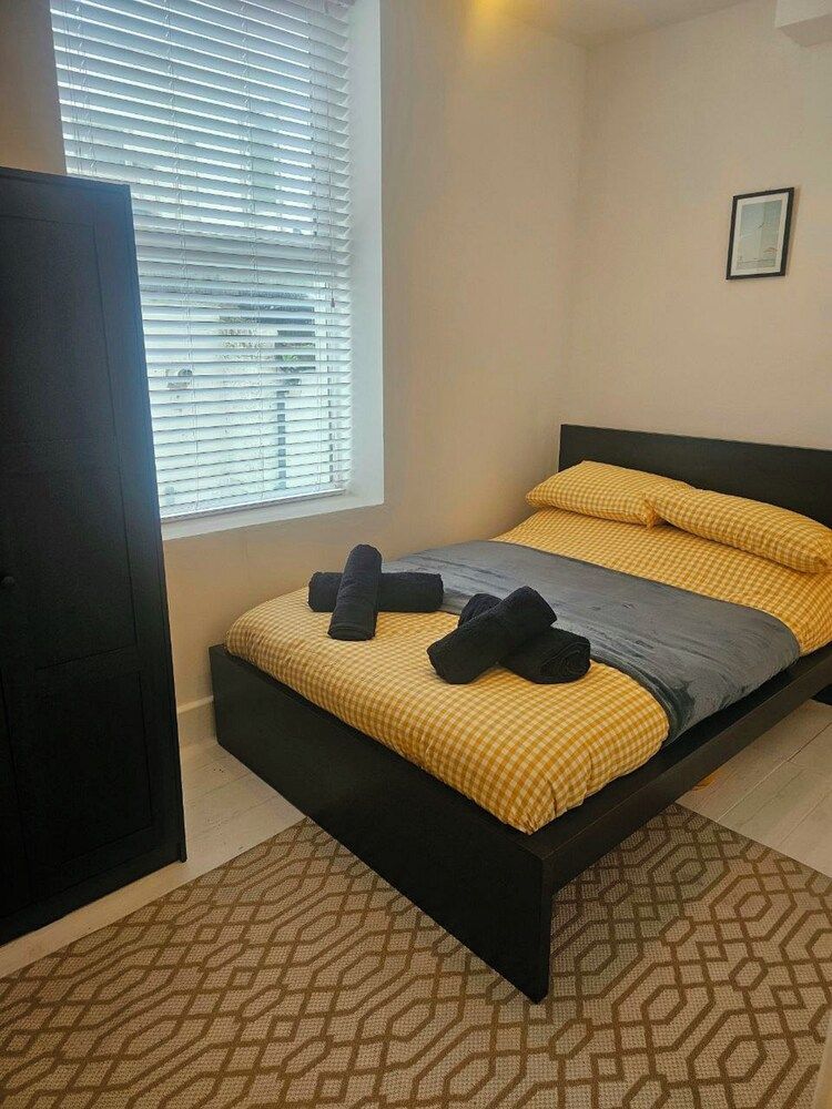 Seaside Haven Coastal Comfort 200m from the Beach 2
