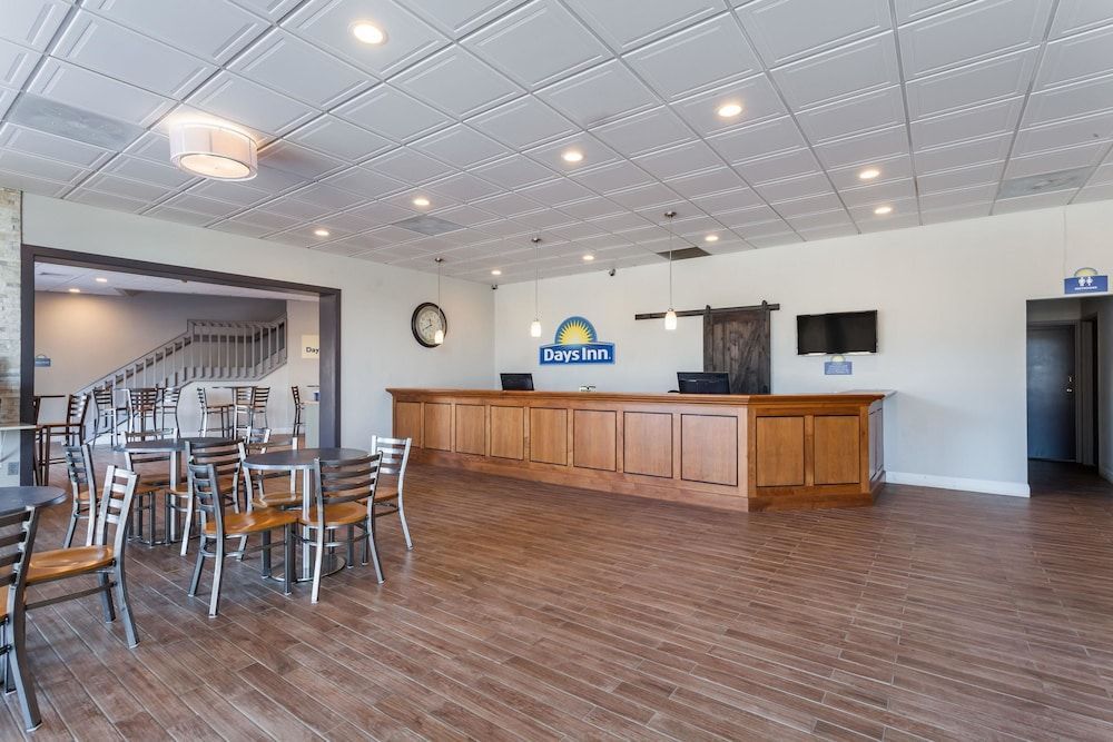 Days Inn & Suites by Wyndham Lancaster Amish Country 1