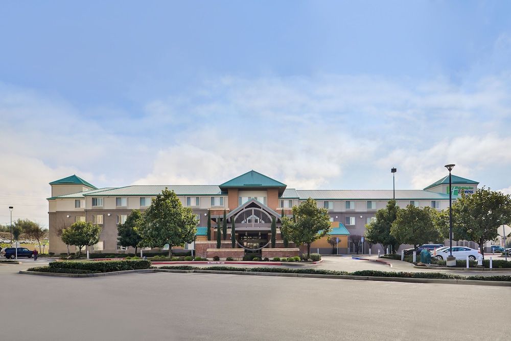 Holiday Inn Express & Suites ELK GROVE CENTRAL - HWY 99 by IHG 1