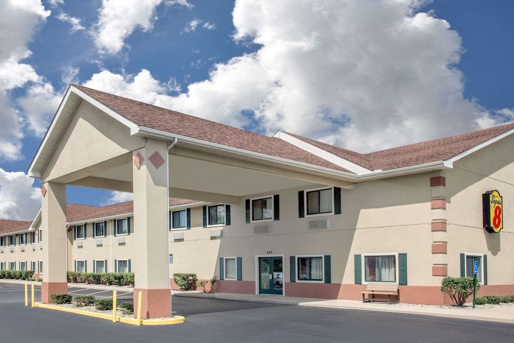 Super 8 by Wyndham Three Rivers 1