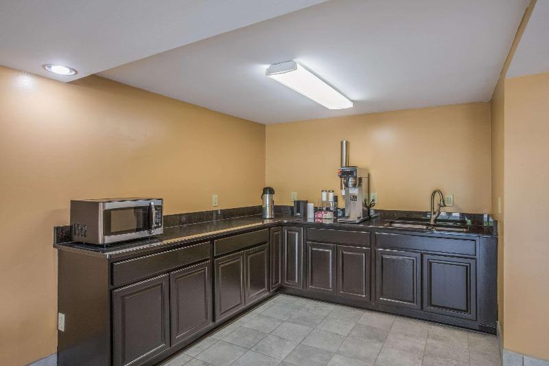 Rodeway Inn & Suites 1