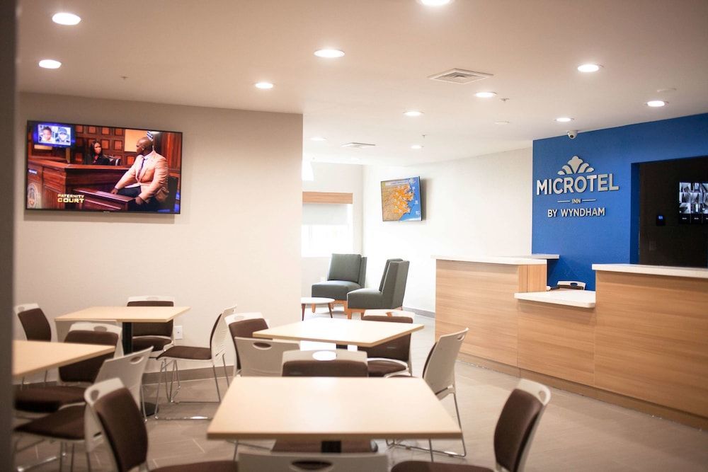 Microtel Inn & Suites by Wyndham Camp Lejeune/Jacksonville 2