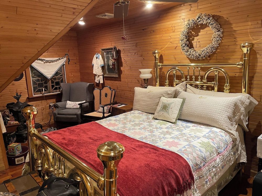 The Queen, A Victorian Bed & Breakfast 1