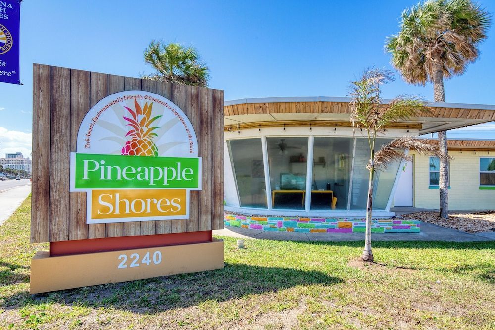 Pineapple Shores Retro Inn 1