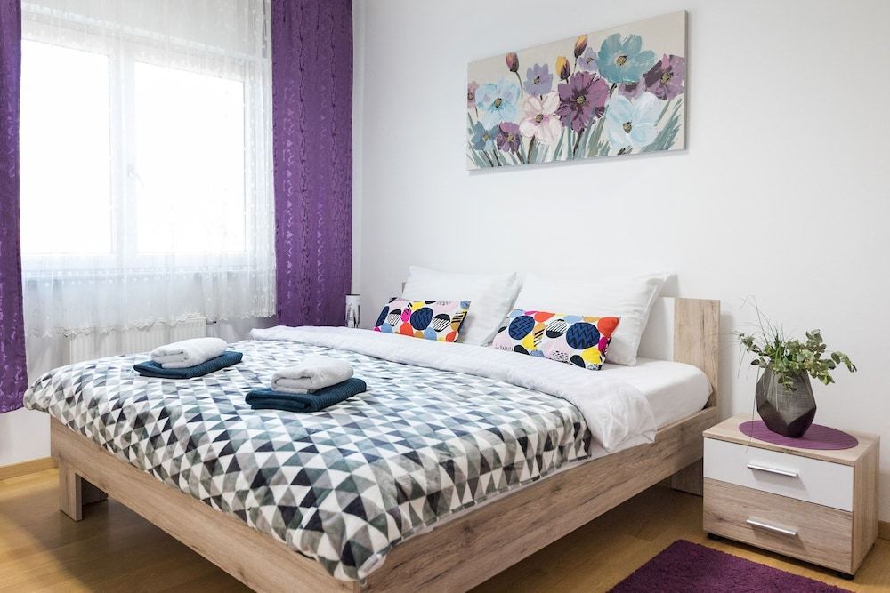 2 Bedroom Apt. in the Business Zone- Free Parking 1