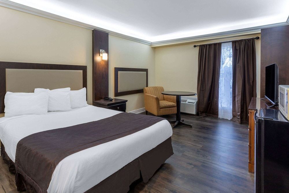 Travelodge by Wyndham Sarnia 1