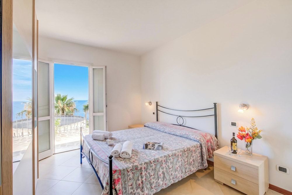 Palms Villa - Sea View Terrace and Parking 2