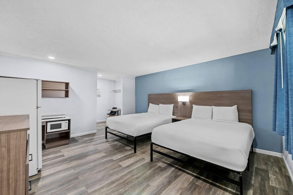 Suburban Studios Newport News - Hampton 1