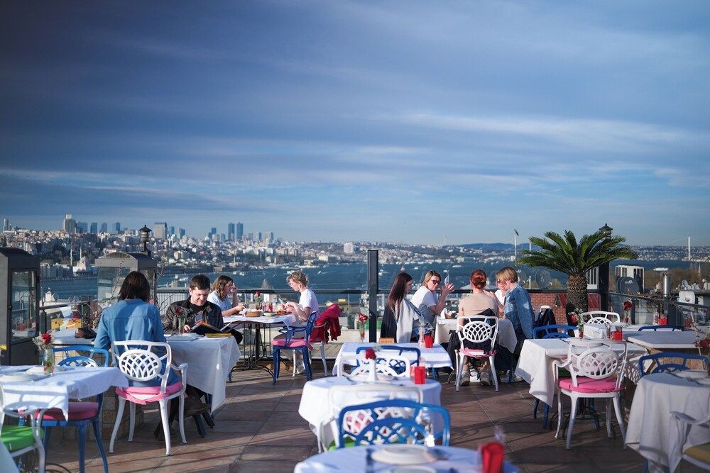 Raymond Blue Hotel 1