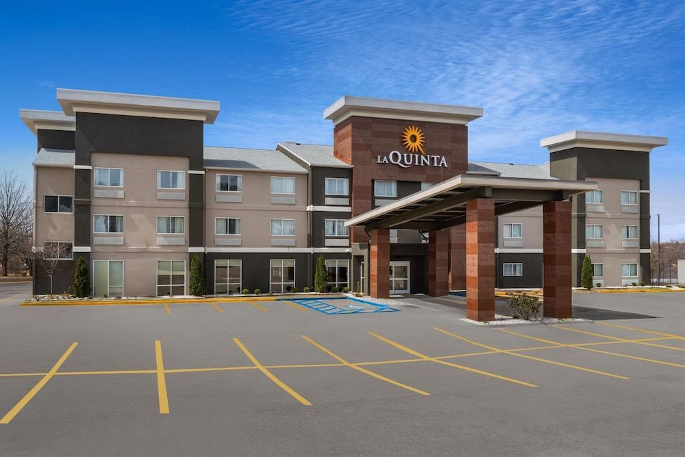 La Quinta Inn & Suites by Wyndham Fayetteville 1