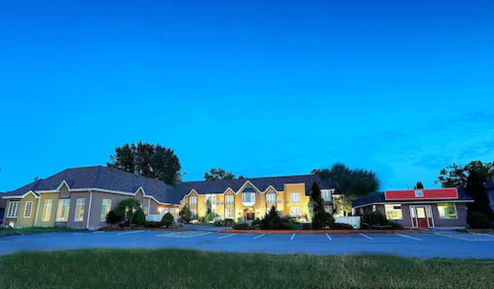 Fullerton Manor Inn 1