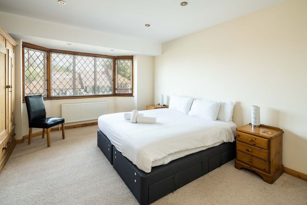 Elegant 2BD House with Garden and Decked Patio 1