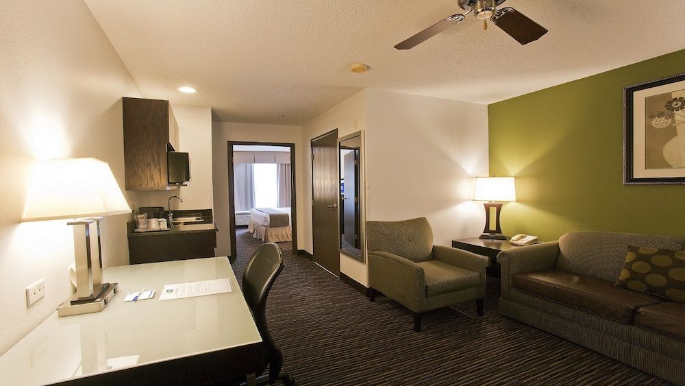 Holiday Inn Express & Suites CHICAGO-DEERFIELD/LINCOLNSHIRE by IHG 2