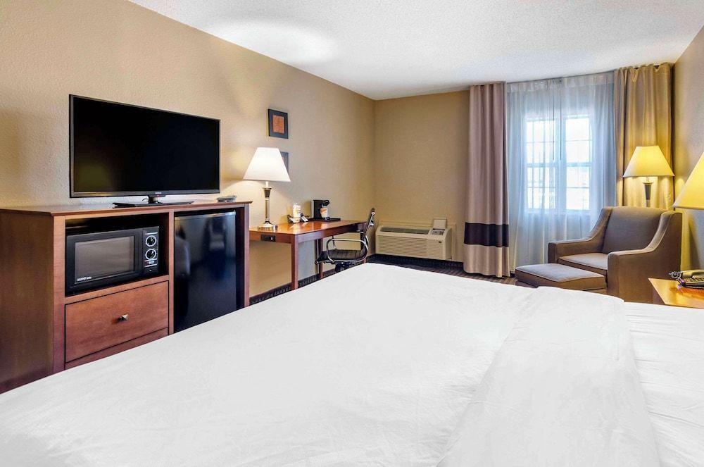Comfort Inn & Suites Raphine - Lexington near I-81 and I-64 1