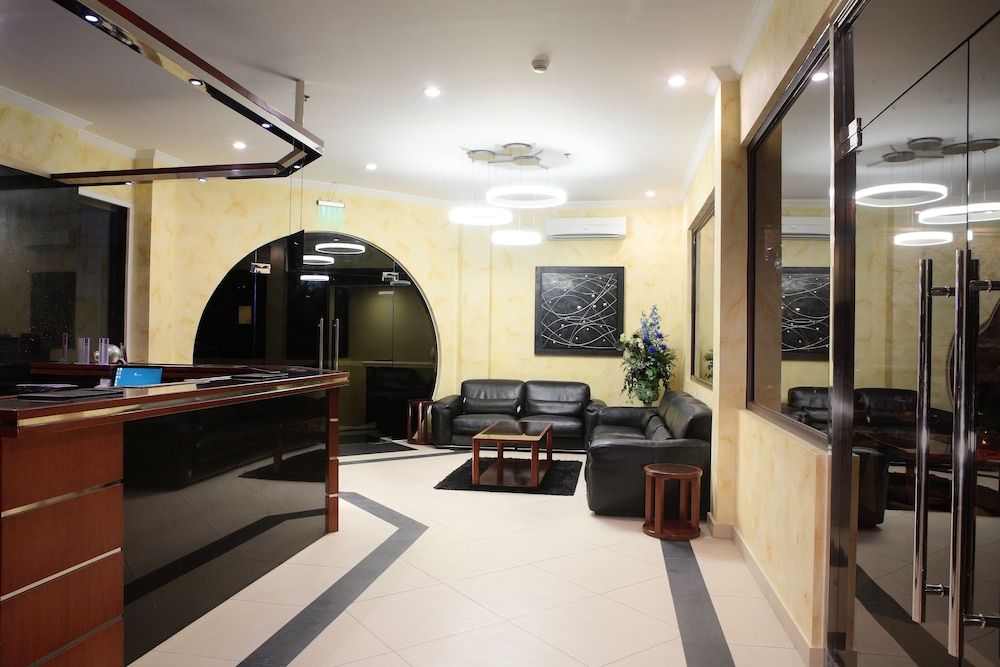 Queens Hotel Angeles City 2