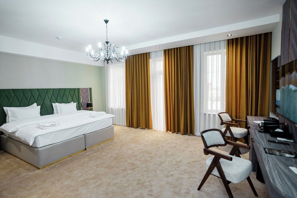 Astoria Plaza Hotel 1