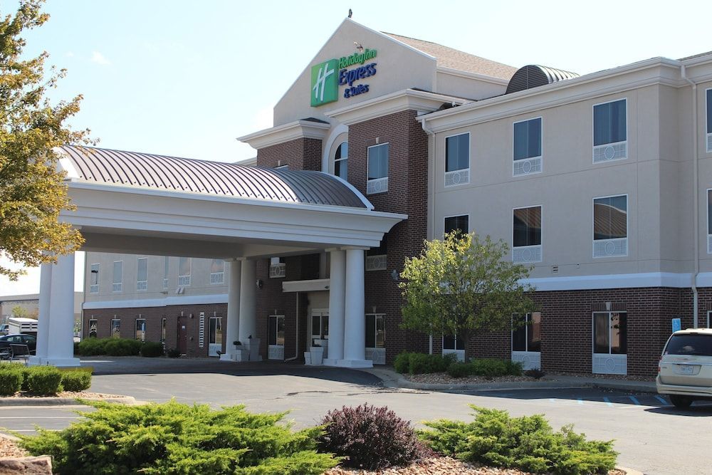 Holiday Inn Express & Suites SEDALIA by IHG 1