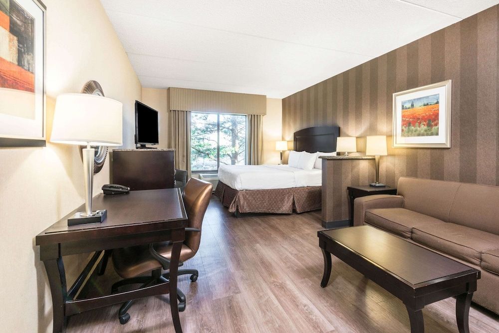 La Quinta Inn & Suites Bel Air I-95 Exit 77A 1