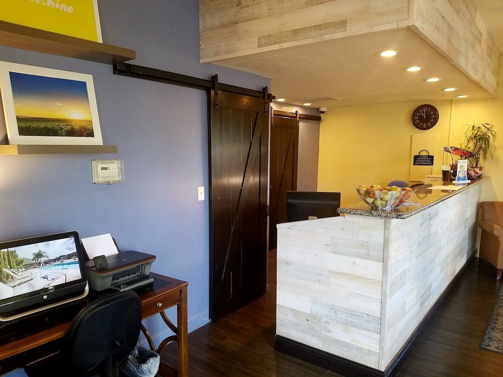 Days Inn & Suites by Wyndham Lodi 2
