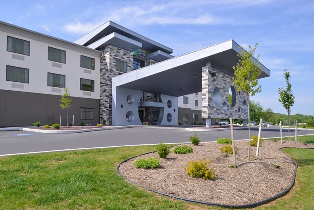 Holiday Inn Express & Suites SHIPPENSBURG by IHG 1