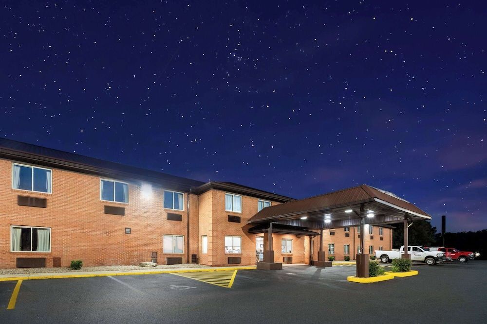 Super 8 by Wyndham Fairmont 1