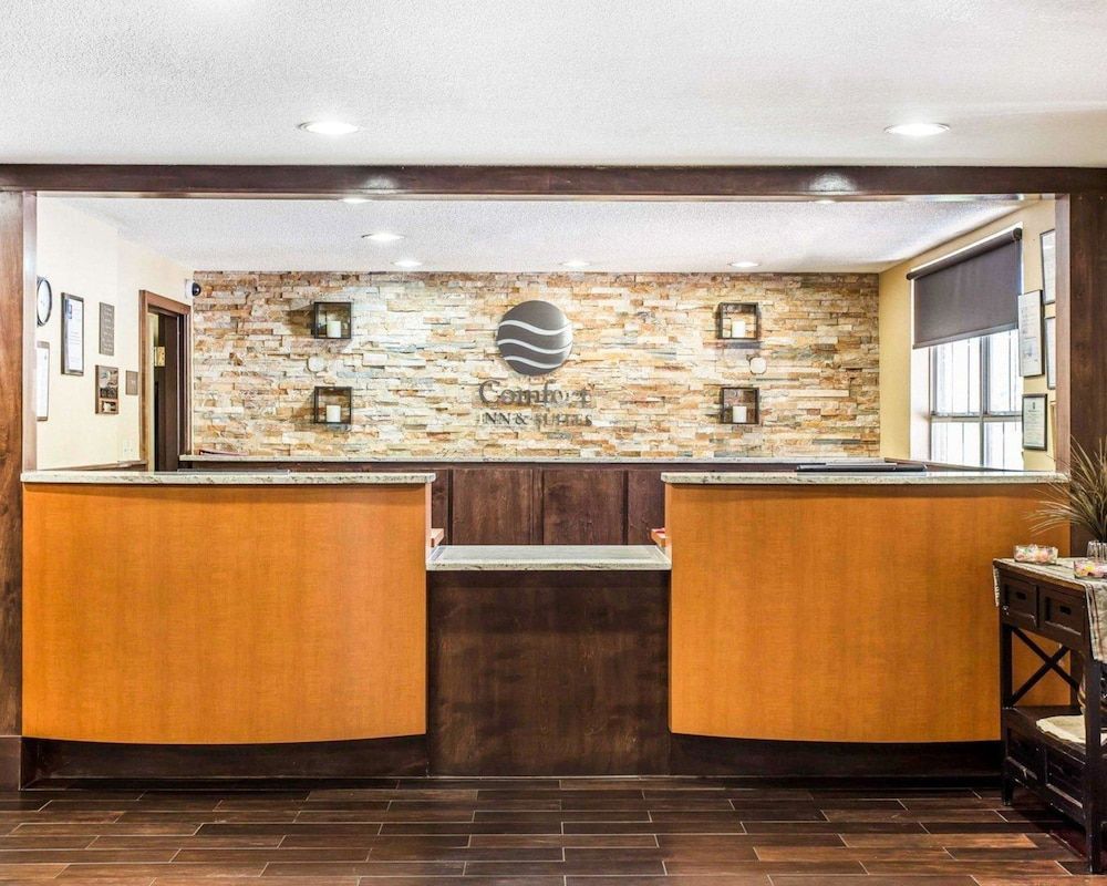 Comfort Inn & Suites Ballpark Area 2