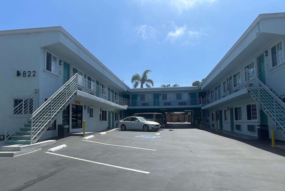 Super 8 by Wyndham Oceanside Downtown 1