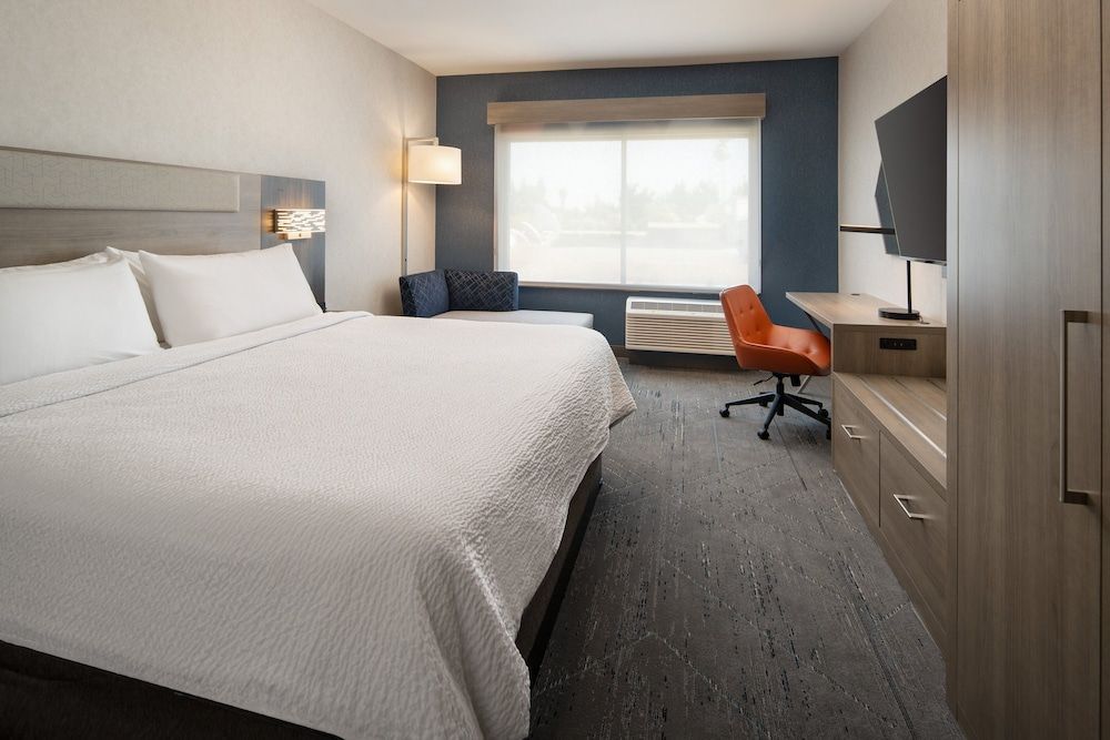 Holiday Inn Express & Suites FRESNO AIRPORT by IHG 2