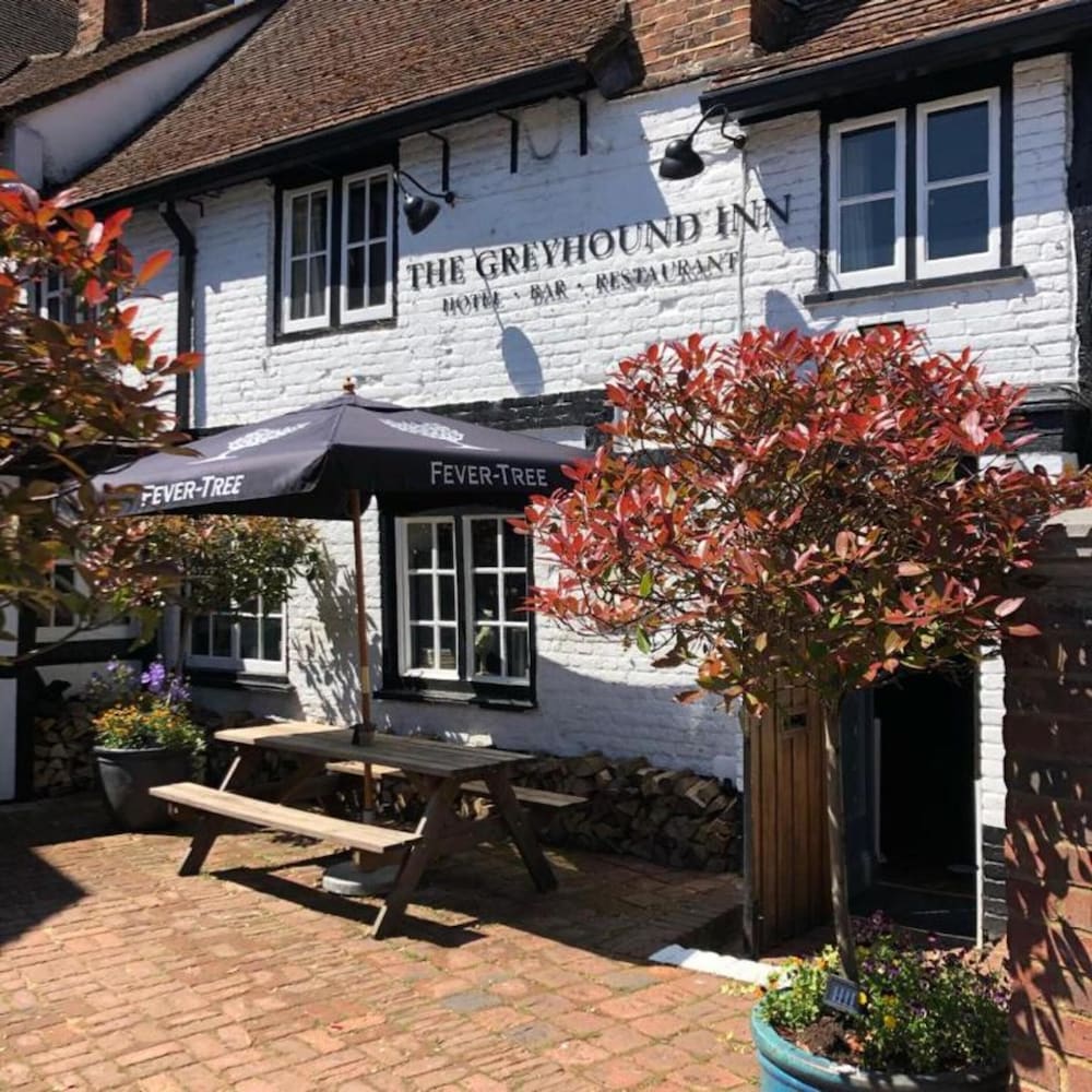 OYO The Greyhound Inn 1