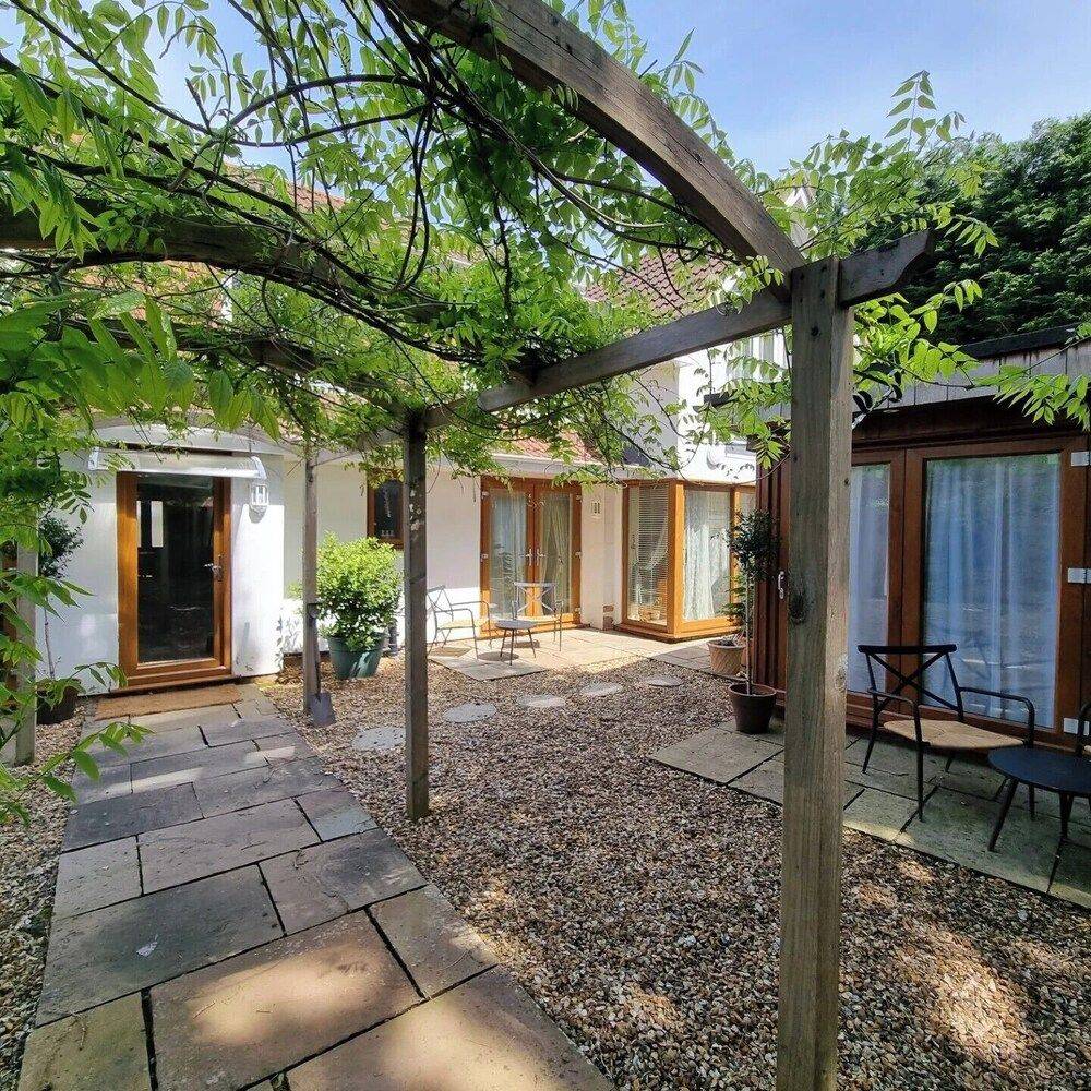 Tree Roots Connected Oak Tree Rooms, Brockenhurst | Best deals | lastminute.com
