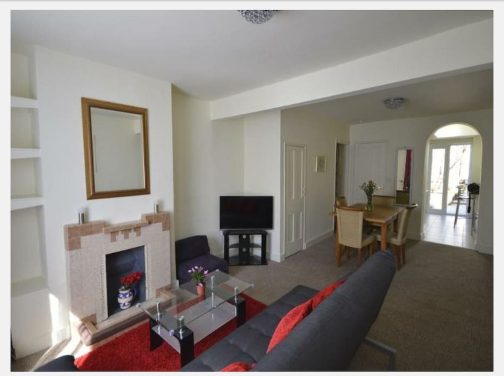 Victoria Cottage - Spacious Bright & Airy - Seconds to Beach - Pet Friendly - Easy Parking - Minutes to All Amenities - 60 percent Off Monthly Stays 1