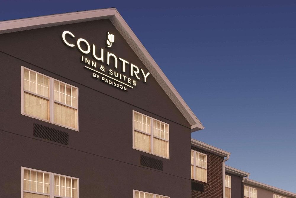 Country Inn & Suites by Radisson, Dubuque, IA 1