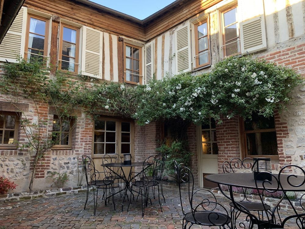 L'Ecole des Demoiselles 1