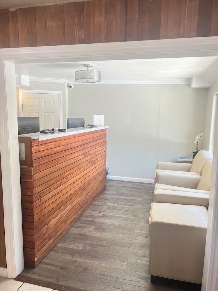 Cedar Inn & Suites 2