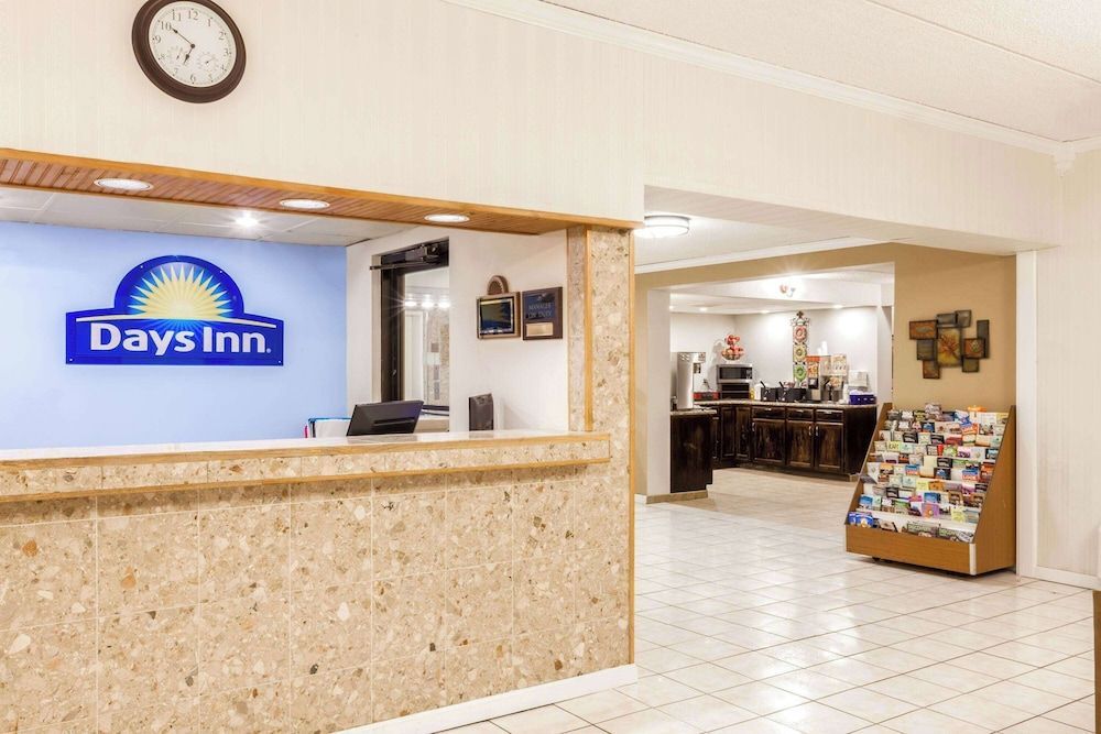 Days Inn by Wyndham Syracuse 2